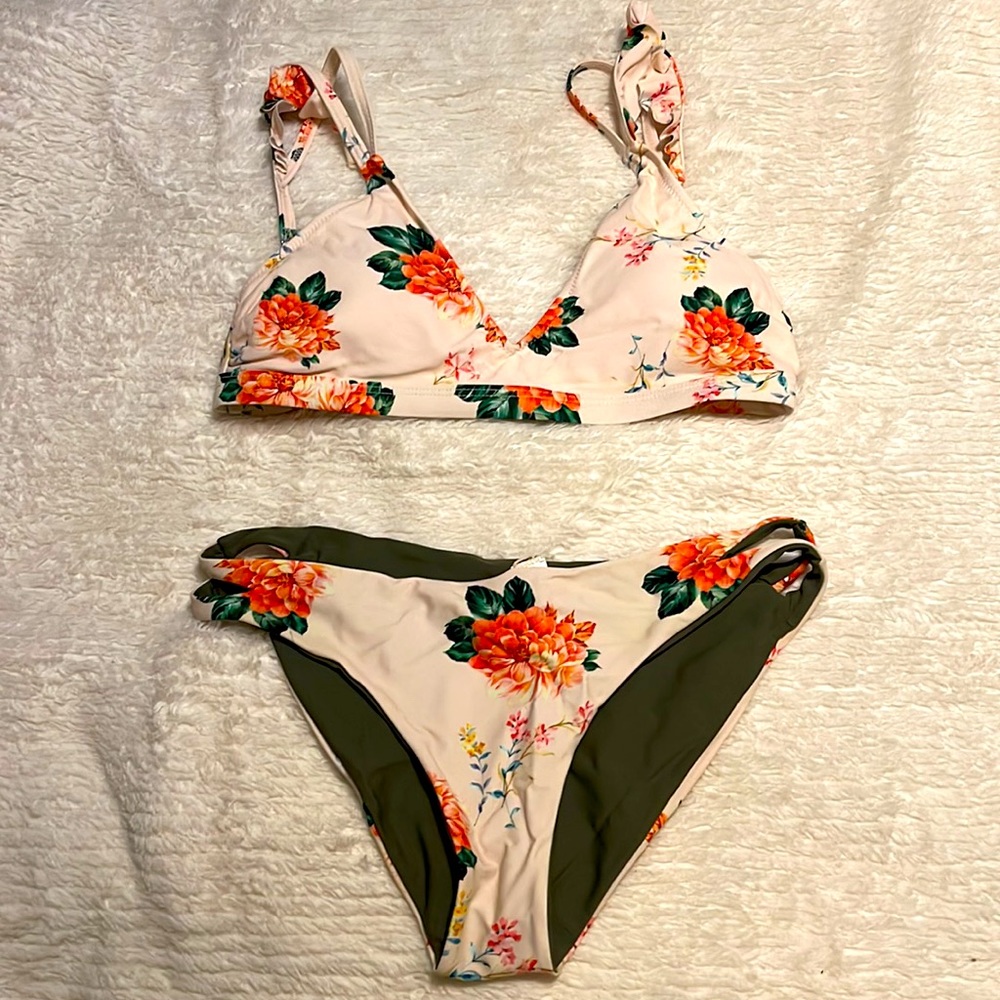 Ruffled top bikini in pink floral print by Cupshe brand. Size M. NWOT!
